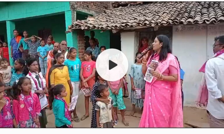 बसना : JCC से अनामिका पाल का जनसम्पर्क प्रतिद्वंदियों को लगातार निशाना साध रही है कितना वोट निकाल सकती है बता रहे है लोग। भैसाखूरी,चंदखुरी,धामनघुटकुरी,सहित बम्हनी रोड के इलाको में जनसम्पर्क ।