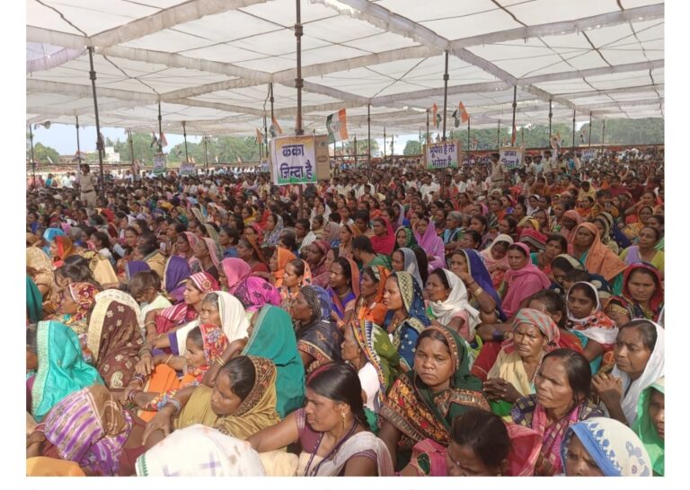 बसना : मुख्यमंत्री भूपेश बघेल ने सावधान रहते हुए वोट कटवा और रंग बदलकर लालच और प्रलोभन देने वालो को दरकिनार कर कांग्रेस के प्रत्याशी राजा देवेन्द्र बहादुर को प्रचण्ड मतों से जिताने अपील ।