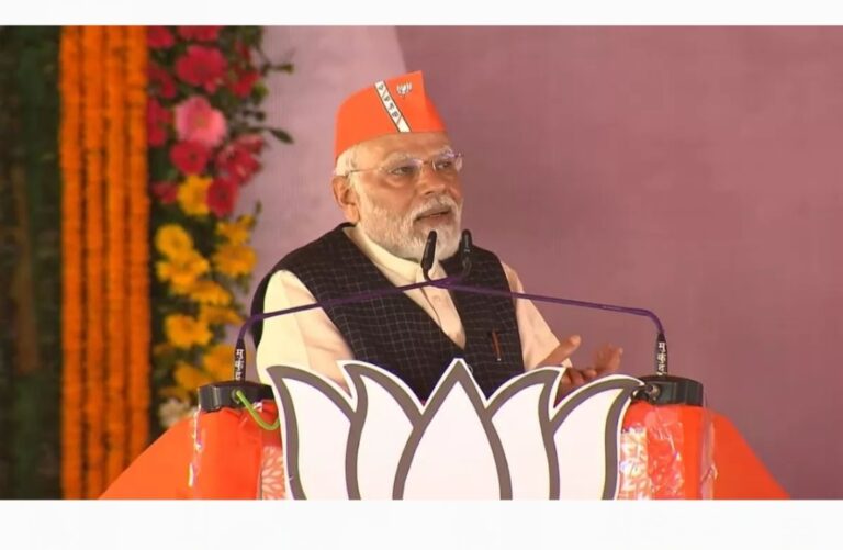 महासमुन्द में पीएम नरेन्द्र मोदी ने चुनावीसभा को संबोधित करते हुए कांग्रेस पर साधा निशाना कहा जो छत्तीसगढ़ को जो धोखा मिला है वह बस एक ट्रैलर है ,खबरे तो ये आ रही की मुख्यमंत्री को विधायक तक बनना मुश्किल है ।