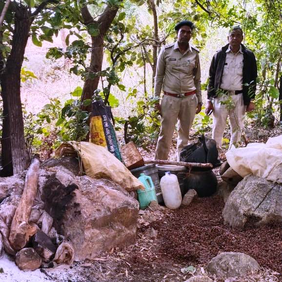 बसना : चेरुडिपा के जंगल से 45 लीटर मदिरा एवं 400 किलोग्राम महुआ लहान जप्त ।