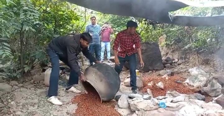 सरायपाली : ग्राम कालीदरहा और गेर्रा थाना- बलौदा में जंगल के किनारे आबकारी विभाग की दबिश