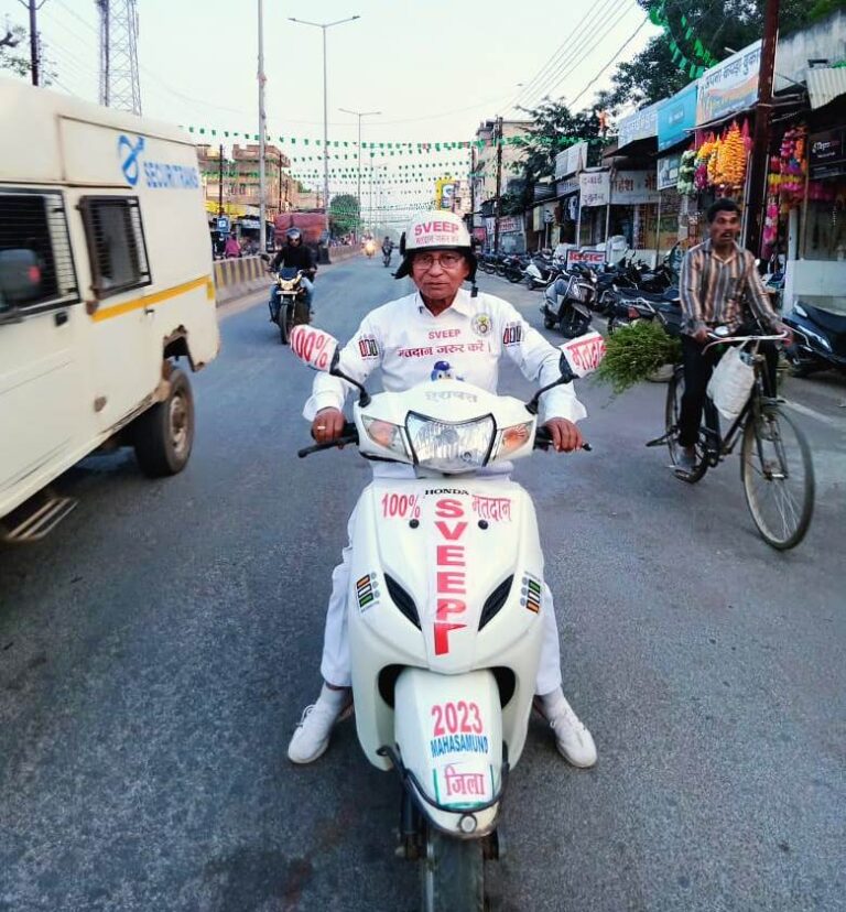 महासमुन्द : स्कूटी से प्रतिदिन सुबह 5ः00 बजे से पहुँच जाते हैं मतदाताओं के बीच अपने पहनावा और स्कूटी को ही बनाया प्रचार का माध्यम समाज के हर वर्ग के बीच जाकर करते हैं वोट देने की अपील