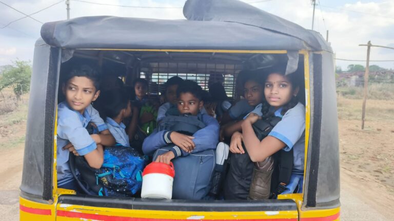 बसना : मनमानी जिस वाहन में बैठना है 10 वहां 30 बच्चो को भेड बकरियों की तरह ढोया जा रहा है ।