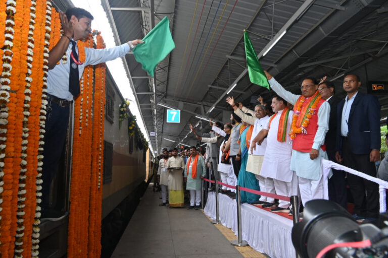 रायपुर : मुख्यमंत्री श्री विष्णु देव साय ने आज राजधानी के रेल्वे स्टेशन से अयोध्या स्पेशल गाड़ी को हरी झंडी दिखा कर रवाना किया