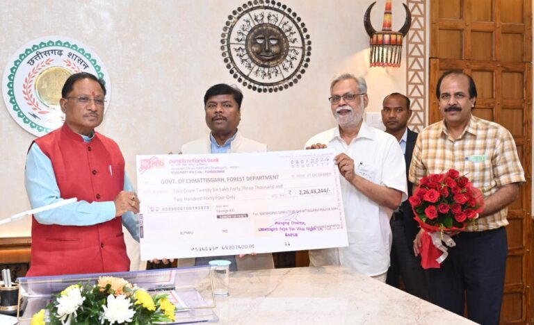 रायपुर : मुख्यमंत्री श्री विष्णु देव साय को वन मंत्री ने वन विकास निगम की लाभांश राशि 2.26 करोड़ रूपए का चेक सौंपा