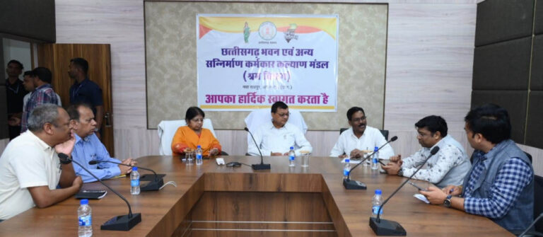 रायपुर : श्रम मंत्री सह अध्यक्ष श्री देवांगन ने मुख्यमंत्री निर्माण श्रमिक पेंशन सहायता योजना का किया शुभारंभ