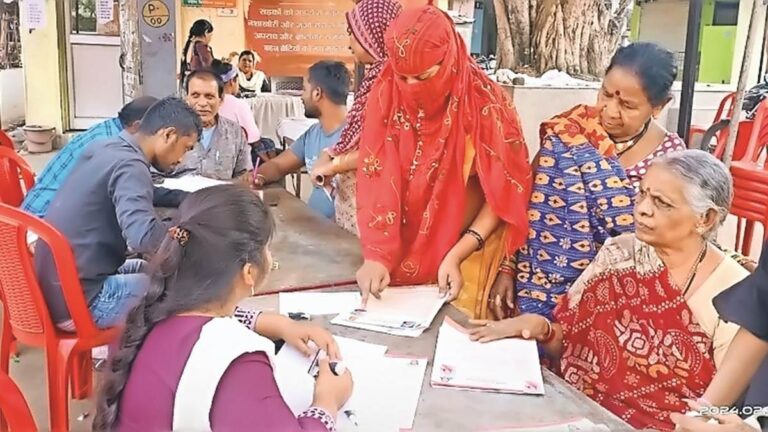 महतारी वंदन योजना के लिए पावती नहीं मिलने पर बढ़ी लाभार्थी महिलाओं की चिंता महतारी वंदन योजना के लिए आनलाइन और आफलाइन के माध्यम से आवेदन भरे जा रहे हैं।