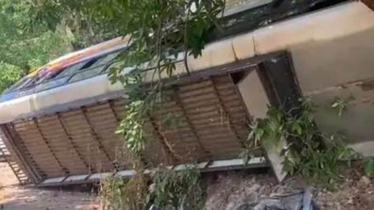 अमरकंटक से पेण्ड्रा जा रही यात्री बस पलटी, दो लोग गंभीर रूप से घायल