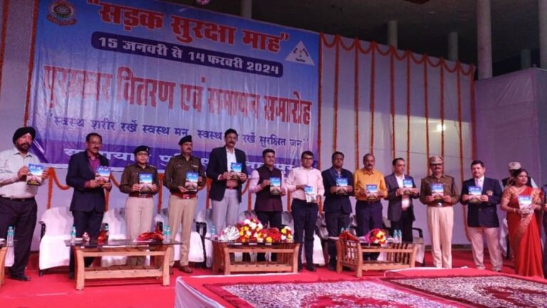 दिन ब दिन बढ़ते जा रही है भीषण सड़क हादसे इसे जागरुकता से रोके जा सकते हैं सड़क सुरक्षा माह के समापन अवसर पर सांस्कृतिक कार्यक्रम का किया गया आयोजन सड़क सुरक्षा माह के समापन अवसर पर पुलिस परेड ग्राउंड में सांस्कृतिक कार्यक्रम का आयोजन किया गया। इसमें अलग-अलग स्कूलों के विद्यार्थियों ने मनमोहक प्रस्तुति दी। कार्यक्रम को संबोधित करते हुए अतिथियों ने कहा कि जागरुकता से सड़क पर होने वाले ज्यादातर हादसे रोके जा सकते हैं। सोमवार को सड़क सुरक्षा माह का समापन पुलिस परेड ग्राउंड में किया गया। 15 जनवरी से चल रहे सड़क सुरक्षा माह के दौरान विभिन्न कार्यक्रम आयोजित किए गए। इस दौरान हेलमेट रैली निकाली गई। साथ ही पैदल रैली के माध्यम से लोगों के बीच जाकर यातायात नियमों की जानकारी दी गई। अलग-अलग जगहों पर वाहन चालकों के लिए स्वास्थ्य शिविर का आयोजन किया गया। इसमें ड्राइवरों के आंखों की जांच की गई। शिविर में उपस्थित विशेषज्ञों ने स्वास्थ्य संबंध सलाह और दवाएं दी। स्कूल और कालेज स्तर पर अलग-अलग प्रतियोगिताओं का आयोजन किया गया। इनमें विजेता प्रतिभागियों को समापन अवसर पर आयोजित कार्यक्रम में पुरस्कृत किया गया। सड़क सुरक्षा माह के दौरान आयोजन को सफल बनाने के लिए सहयोग करने वाले स्वयंसेवी संगठनों, स्कूल व कालेज के विद्यार्थियों को सम्मानित किया गया। कार्यक्रम के दौरान आइजी डा़ संजीव शुक्ला, कलेक्टर अवनीश शरण, एसपी रजनेश सिंह, निगम आयुक्त अमित कुमार, डीएसपी संजय साहू समेत राजपत्रित पुलिस अधिकारी मौजूद रहे। सात हजार से अधिक लाइसेंस बने सड़क सुरक्षा माह के अंतर्गत यातायात थाना परिसर में ड्राइविंग लाइसेंस बनवाने शिविर का आयोजन किया गया। शिविर के दौरान एक महीने में सात हजार से अधिक लोगों ने अपने ड्राइविंग लाइसेंस बनवाए। साथ ही एक हजार 700 से अधिक लोगों ने अपने वाहनों का बीमा कराया। इस दौरान धुआं उत्सर्जन की भी जांच की गई। मेरी राहें पुस्तक का हुआ विमोचन रोड सेफ्टी सेल के प्रभारी एसआइ उमाशंकर पांडेय प्रतिदिन रेडियो के माध्यम से ट्रेफिक अपडेट देते हैं। साथ यातायात नियमों की जानकारी प्रदान की जाती है। इसका संकलन व्याख्याता आरती कश्यप और वर्षा त्रिपाठी ने किया। इसे एसआइ उमाशंकर पांडेय ने पुस्तक का रूप दिया है। कार्यक्रम के दौरान आइजी डा संजीव शुक्ला और कलेक्टर अवनीश कुमार शरण ने किया।