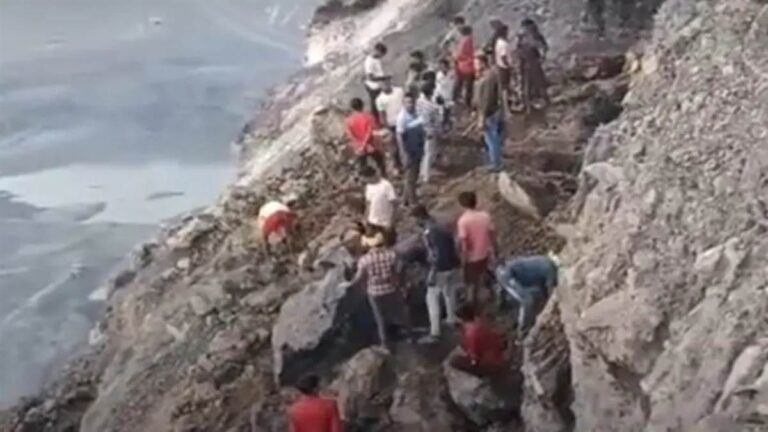 कोरबा : अवैध रूप से कोयला खनन के दौरान मिट्टी धसकने से दबकर तीन की मौत