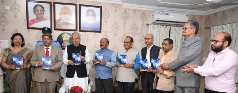 रायपुर : राजभवन में हुआ साहित्यिक कार्यक्रम राजभवन में हुआ राज्यपाल ने ‘‘द बर्डस् इन द स्टार्म‘‘ पुस्तक का किया विमोचन