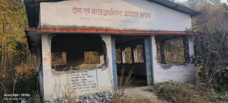 बसना : चोरो ने रातो रात जो किया फोटो देखकर आप डर जाओगे भवन के चारो और लगे ग्रिल उखाड़ने के बाद……