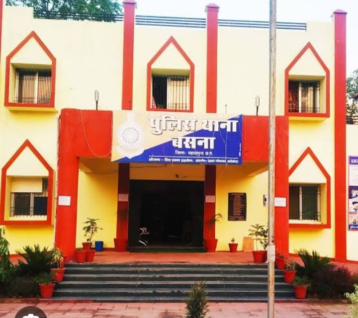 बसना थाना :  ग्राम रेमडा के सड़क किनारे एक व्यक्ति महुआ शराब बेच रहा था जिसके खिलाफ कार्रवाई