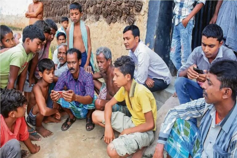 गाँव के लोगों की लाइफस्टाइल में भारी बदलाव देखी गई अनाज पर लोग कम खर्च कर रहे हैं. वहीं, फ्रिज टीवी मोबाइल पर 15 फीसदी लोग खर्च कर रहे हैं. रिपोर्ट