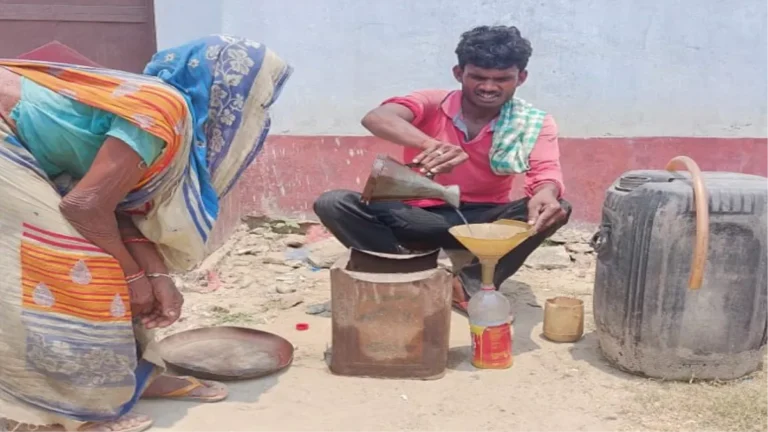 केरोसिन यानी मिट्टी का तेल गांव-देहात में हर घर का जरूरी हिस्सा था। उजाले से लेकर खाना पकाने तक के लिए इसका इस्तेमाल होता था। लेकिन पिछले कुछ वर्षों में इसका उपयोग तेजी से घटा है।