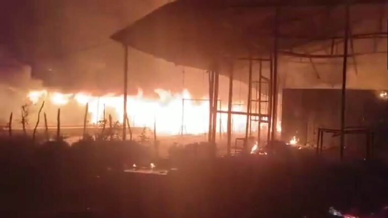  छत्‍तीसगढ़ के बीजापुर में पोटाकेबिन बालिका छात्रावास में भीषण आग, बच्‍ची की मौत, हास्‍टल में फंसी 304 छात्राओं को किया रेस्क्यू