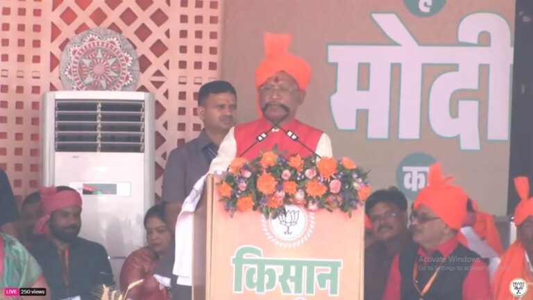 छत्तीसगढ़ : किसान महासम्मेलन शुरू, मंच पर राजनाथ सिंह सहित सीएम विष्‍णुदेव साय के साथ कई मंत्री मौजूद।