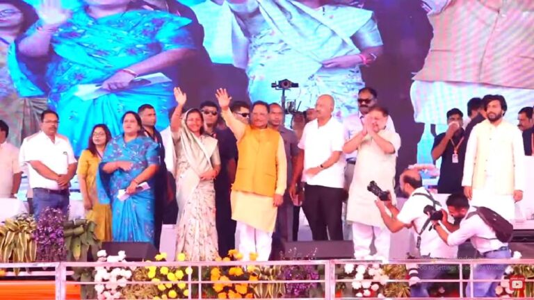 रायपुर : महतारी वंदन की पहली किस्‍त की राशि  होगी जारी, मंच पर पहुंचे CM साय, थोड़ी देर में वर्चुअली जुड़ेंगे PM मोदी