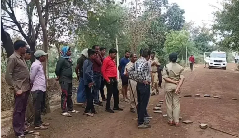 महासमुंद -: युवक की गला काटकर हत्या झाड़ियों मे नग्न हालत में मिली लाश, बच्चों ने देखा पुलिस जांच में जुटी है!