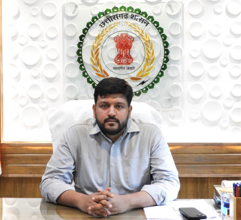 महासमुंद : कलेक्टर श्री प्रभात मलिक ने किया राजस्व अधिकारियों के मध्य कार्य विभाजन