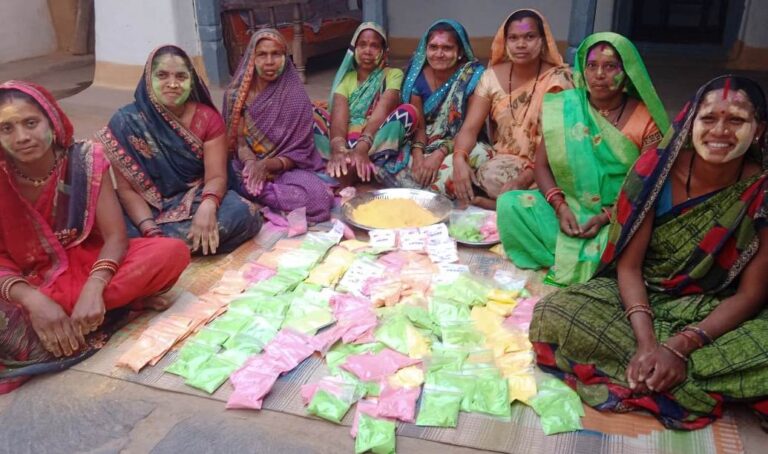 Mahasamund news इस होली महिला स्व सहायता द्वारा तैयार ग़ुलाल क़ी खरीदी करें , मंदिरों तथा फूलों के बाजार से निकलने वाली इस्तेमाल किए हुए फूल पत्तियों , हल्दी, जड़ी, बुटी व फूलों से हर्बल गुलाल तैयार