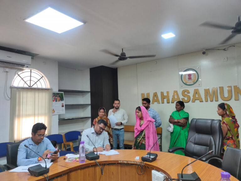 Mahasamund -: जन चौपाल कार्यक्रम में  उनकी मांगों एवं समस्याओं से संबंधित आवेदनों पत्रों का अवलोकन कर संबंधित अधिकारियों को निराकरण हेतु निर्देश