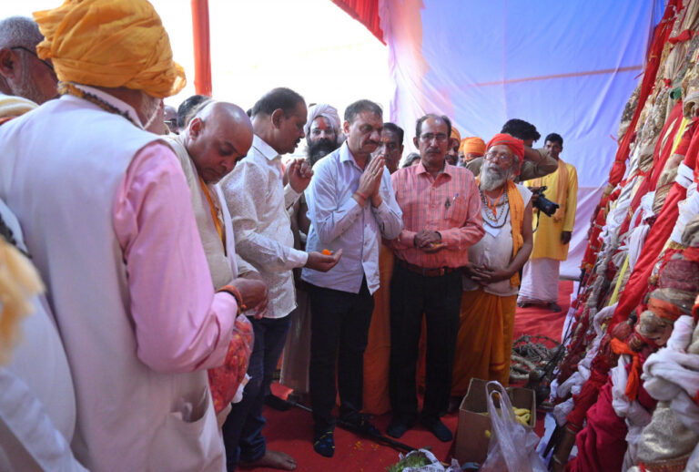 रायपुर : राजिम कुंभ कल्प में वैष्णव नागाओं ने की निशान पूजा अस्त्र-शस्त्र के साथ किया शौर्य प्रदर्श