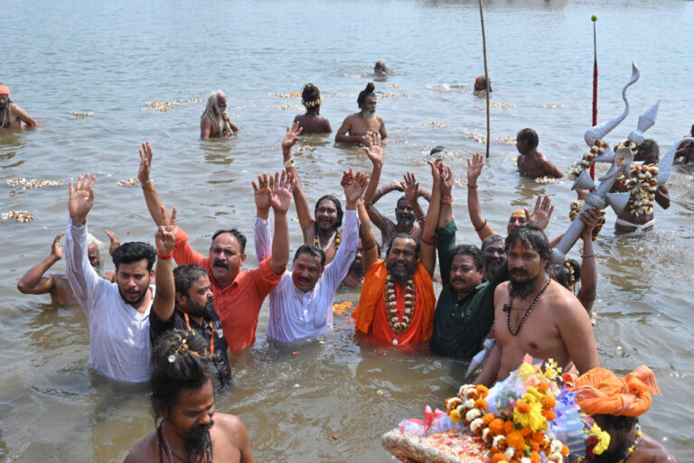 रायपुर : महाशिवरात्रि पर राजिम संगम में डुबकी लगाने उमड़ी श्रद्धालुओं की भीड़