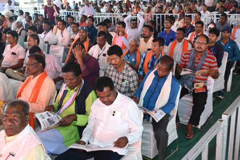 रायपुर : राज्य स्तरीय पंचायत प्रतिनिधियो के महापंचायत में प्रचार सामग्री का निःशुल्क वितरण