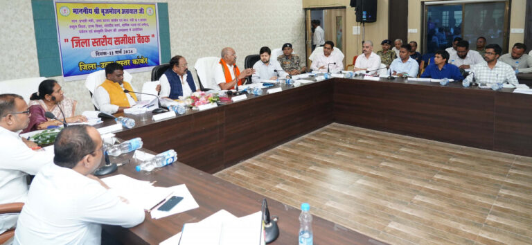 रायपुर : शासन की योजनाओं का निचले स्तर तक पहुंच सुनिश्चित करने प्रभारी मंत्री श्री बृजमोहन अग्रवाल ने दिए कड़े निर्देश