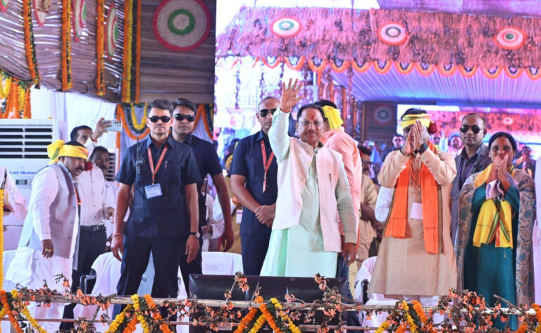 रायपुर : तेंदूपत्ता 5500 रूपए प्रति मानक बोरा पारिश्रमिक दर पर खरीदा जाएगा 12.50 लाख तेंदूपत्ता संग्रहकों को होगा सीधा लाभ