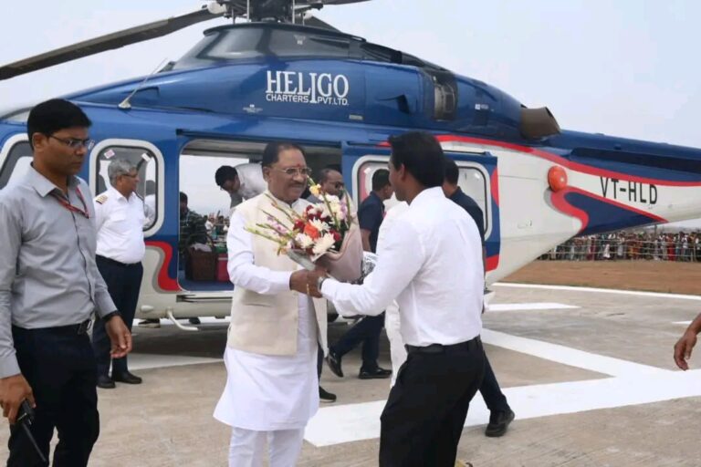 मुख्यमंत्री श्री विष्णु देव साय के गिरौदपुरी धाम पहुंचने पर, हेलीपैड पर क्षेत्रवासियों ने उनका आत्मीय स्वागत किया।श्री साय ने गुरु गद्दी और जैतखाम की पूजा-अर्चना कर आशीर्वाद लिया और प्रदेशवासियों की खुशहाली और समृद्धि की कामना की।