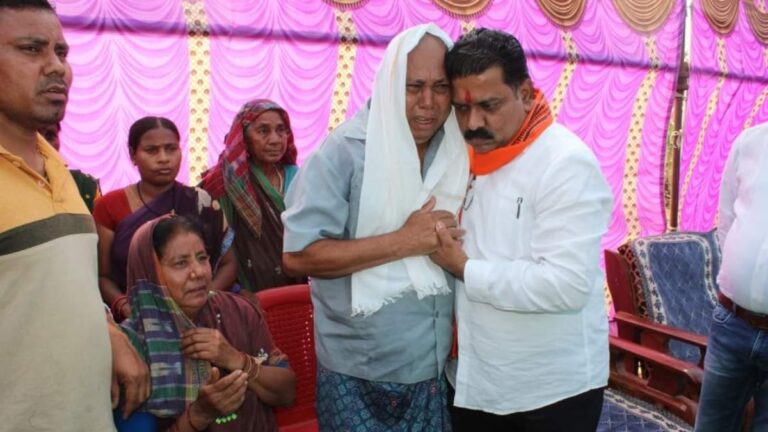 Bastar News: नक्सली हिंसा में मारे गए बीजेपी नेताओं के परिजनों से मिले डिप्टी सीएम विजय शर्मा, सुरक्षा को लेकर कही ये बात