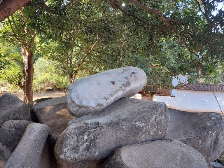 छत्तीसगढ़ -: लोगों का मानना है कि यह एक उल्का पिंड का टूकड़ा है जो टूटकर छत्तीसगढ़ के धरती पर गिरा था।