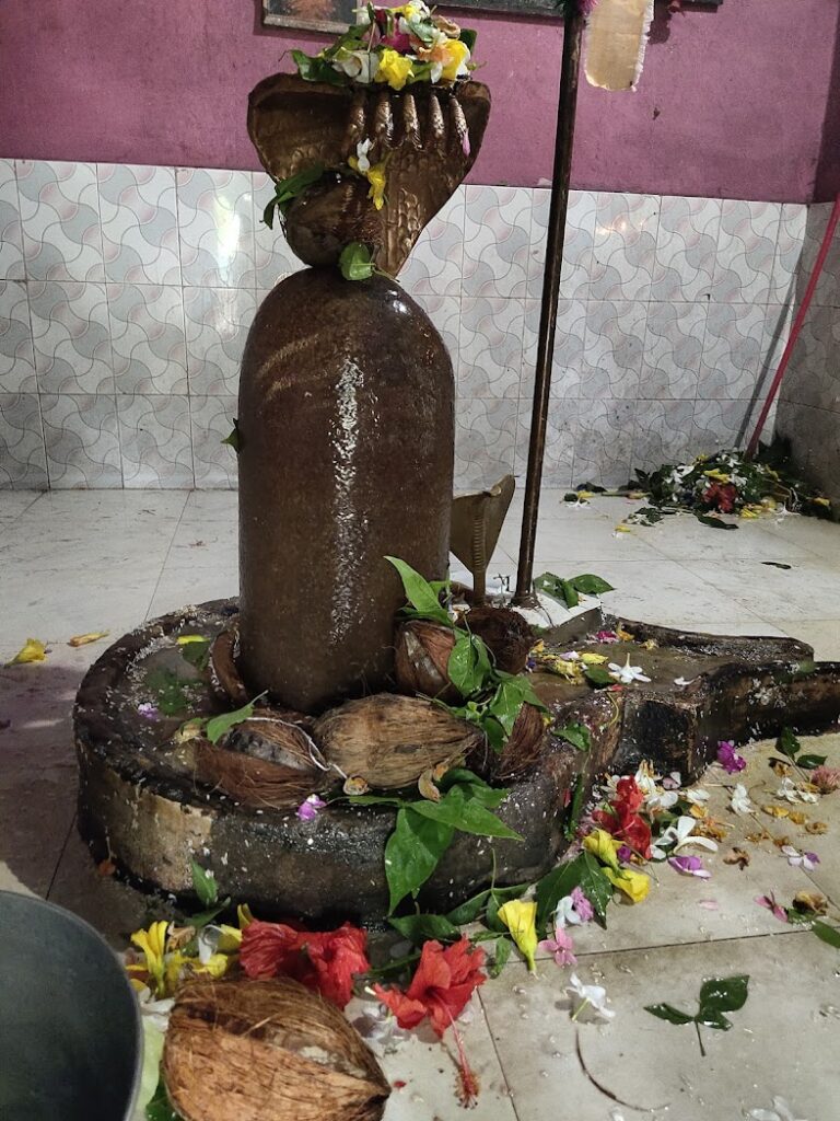 बसना -: रामयण क़ी वह घटना  ज़ब रावण शिवलिंग को अपने घर ले जाने क़ी जिद पर था वही घटना मान्यताओ के अनुसार भंवरपुर शिव लिंग निकलने के समय भी हुवा ज़ब किसान शिव लिंग घर ले जाने विफल हो गया जिसका बढ़ते जा रहा लम्बाई और आकार 