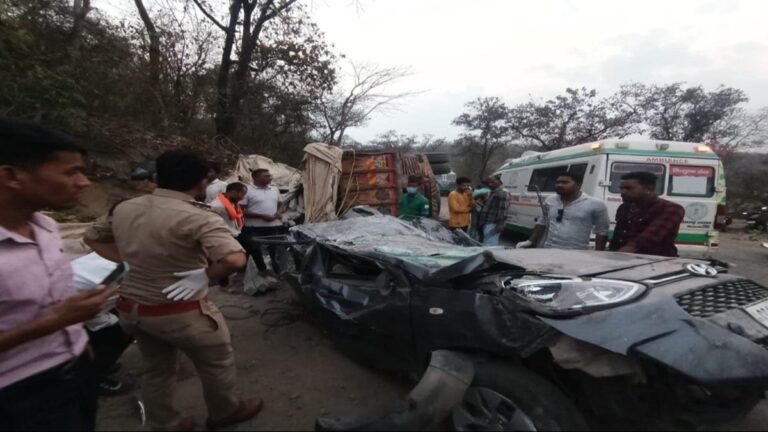 छत्तीसगढ़ -: सीमेंट के खंभों से भरा  ट्रक एक कार पर पलट गया. कार में सवार तीन लोगों की मौके पर ही मौत हो