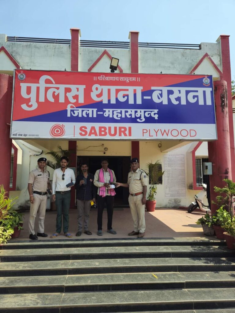महासमुंद -:पुलिस की सराहनीय कार्य लगातार ट्रैक कर रही है इसी क्रम मे बसना सांकरा पिथौरा और तेंदुकोना मे कुल 6 मोबाइल बरामद कर मोबाइल धारको को सुपुर्द किया गया!