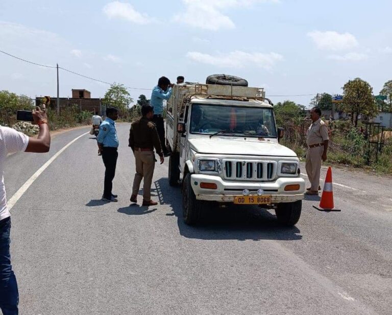 सारंगढ़ क्षेत्र में वन विभाग का दानसरा बेरियर में निर्वाचन के एसएसटी टीम के साथ साथ वन, पुलिस और आबकारी विभाग के जांच चौकी में की जा रही तलाशी