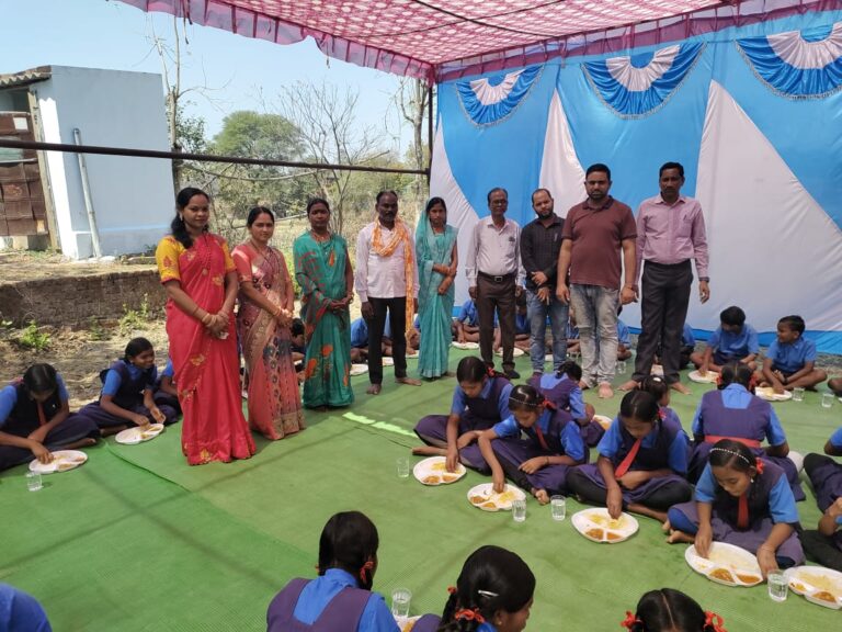 सरायपाली -: केंदूढार स्कूल में रसोईया नीला वेदराम डडसेना ने कराया बच्चों को न्योता भोज