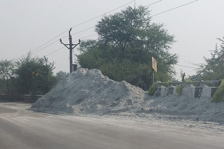 महासमुंद -: सराईपाली के बाद एनएच में शाम के बाद कई जगहों पर विजिबिलिटी जीरो रायगढ़ के पावर प्लांटों से निकलने वाले फ्लाई एश का रायगढ़ से चंद्रपुर, सारंगढ़, दानसरा, सराईपाली, बसना, पिथौरा, तुमगांव, आरंग होकर रायपुर तक परिवहन!