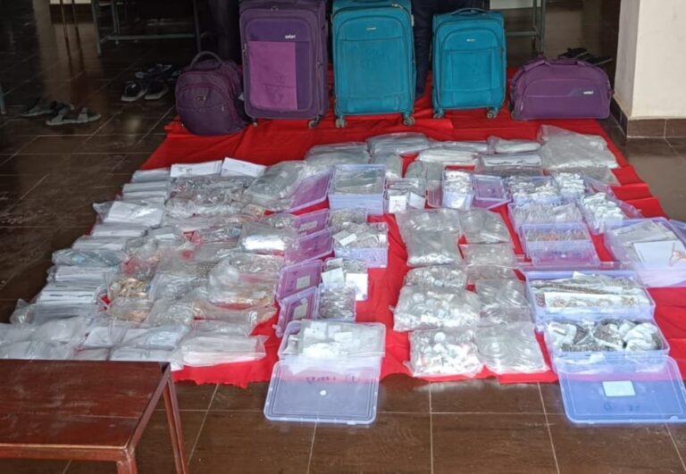 Mahasamund सिंघोडा ) 02 व्यक्तियों के पास से 58.480 किलो ग्राम (चांदी का आभूषण) कीमती 42,00,000 (बयालीस लाख) रूपयें जप्त।