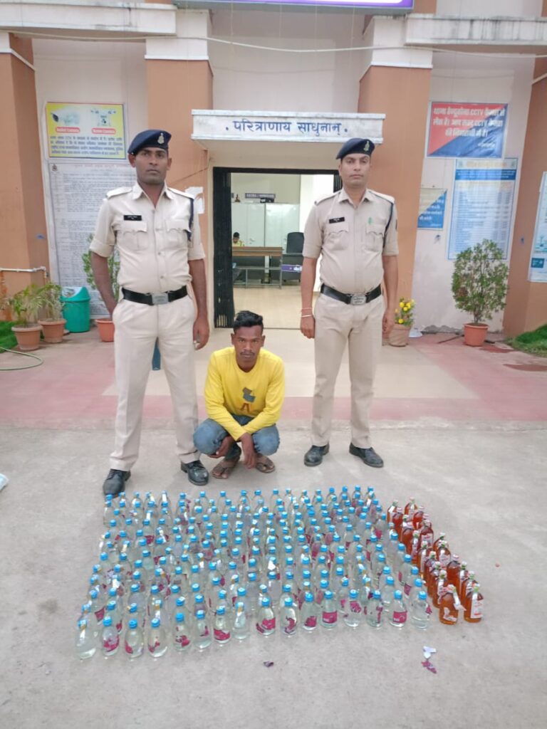 Mahasamund -: तेंदुकोना क्षेत्र अंतर्गत मुक्तिधाम के पास से देसी प्लेन और अंग्रेजी शराब बरामद आरोपी को न्यायिक रिमांड पर भेजा गया