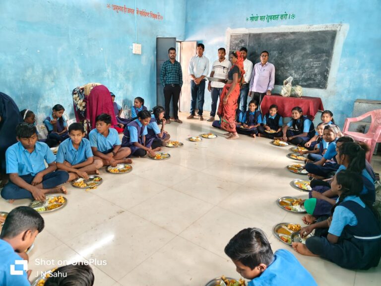 सरायपाली -: संकुल केंद्र कन्याशाला के विभिन्न विद्यालयों में न्योता भोज
