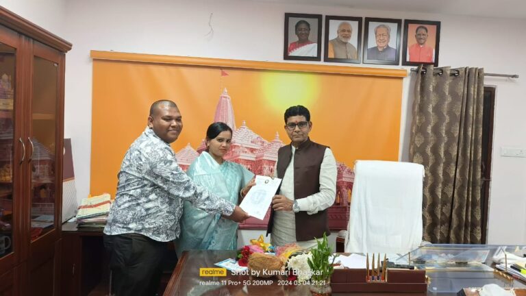 सरायपाली -: जनपद पंचायत कुमारी भास्कर ने मंत्री टंक राम वर्मा से सौजन्य मुलाकात की रायपुर से विधान सभा सरायपाली में खेलकूद के विकास कार्यों में तेजी लाने हेतु निवेदन करते हुए