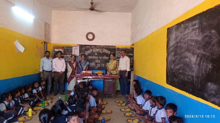 वीरेंद्रनगर सरायपाली के प्रधान पाठक सिंधु प्रधान ने कराया बच्चों को न्योता भोज
