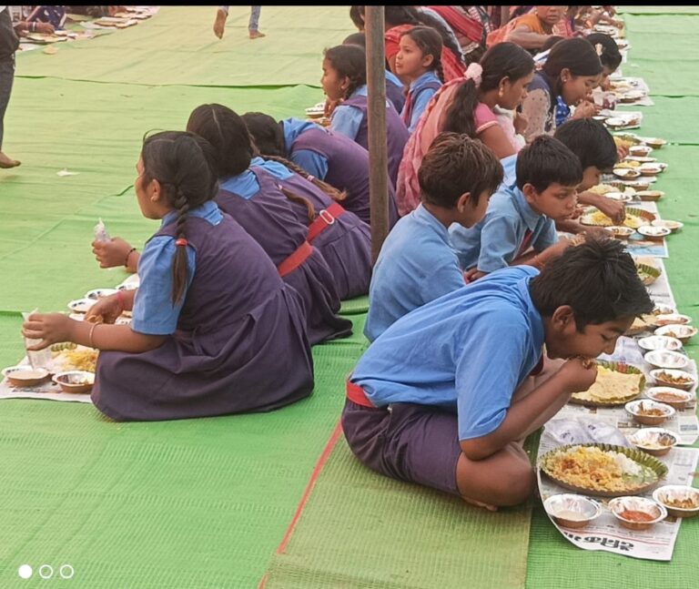 सरायपाली -: शास.प्राथ. शाला तिहारीपाली,उ.प्रा.शाला कसलबा एवं खोखेपुर में न्योता भोज का आयोजन