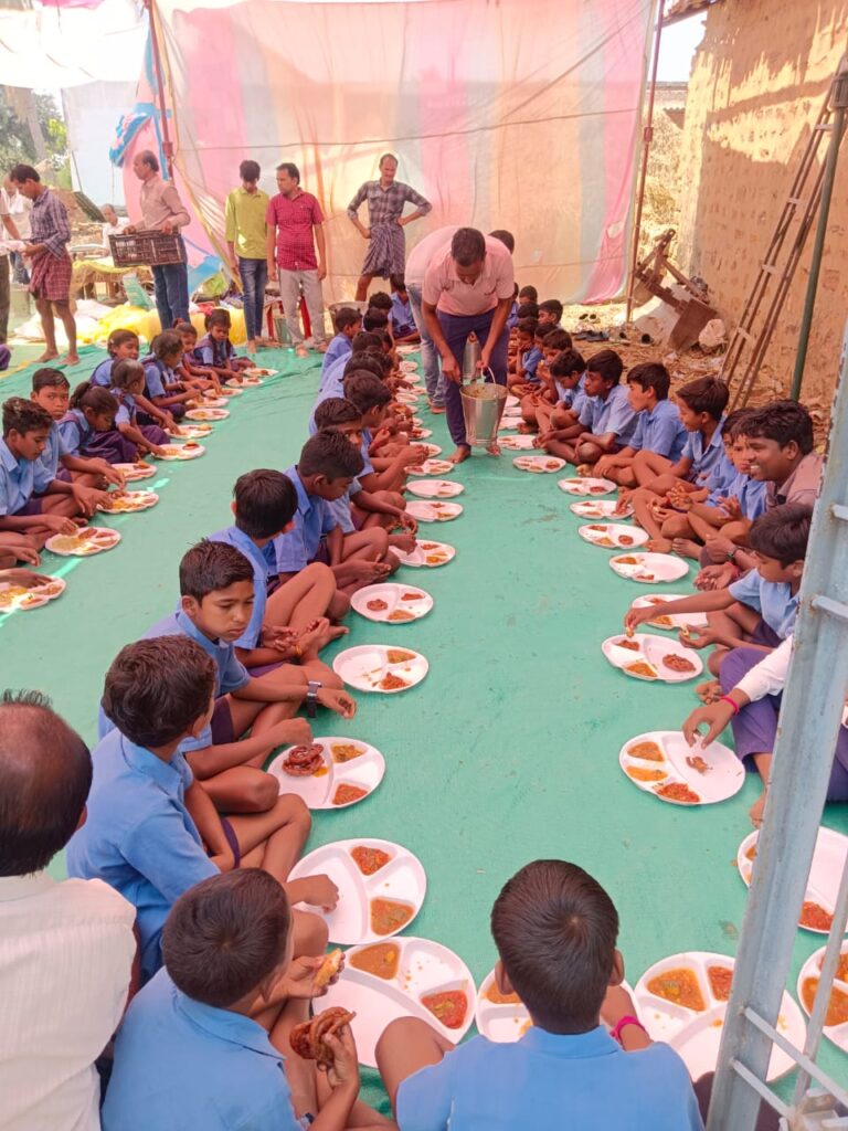 सरायपाली : शास. प्राथ.शाला दमोदरहा एवं शास. प्राथ .उच्च प्राथ. शाला लिमगाँव में न्योता भोज का आयोजन