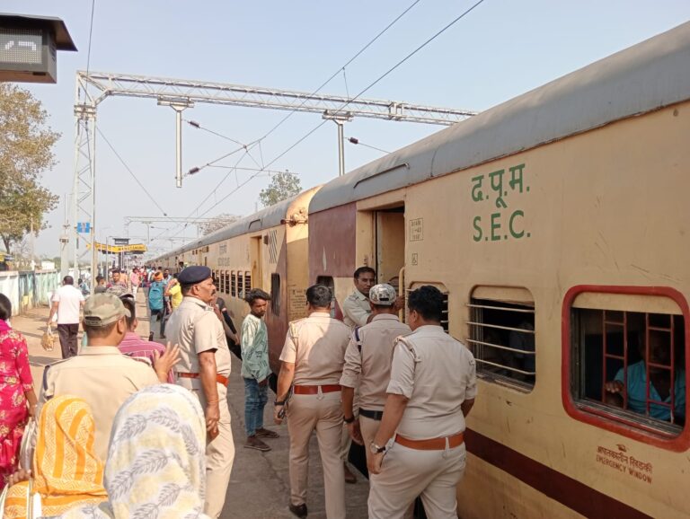 रेलवे स्टेशन महासमुंद तथा गुरुघासीदास बस स्टैंड, नगरपालिका परिषद परिसर में सघन जांच कार्यवाही की गई।