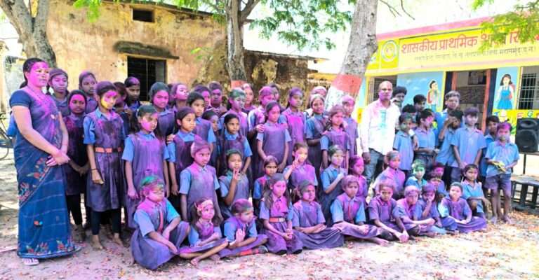 सरायपाली -: सिरबोड़ा के बच्चों ने फूलों से खेली होली