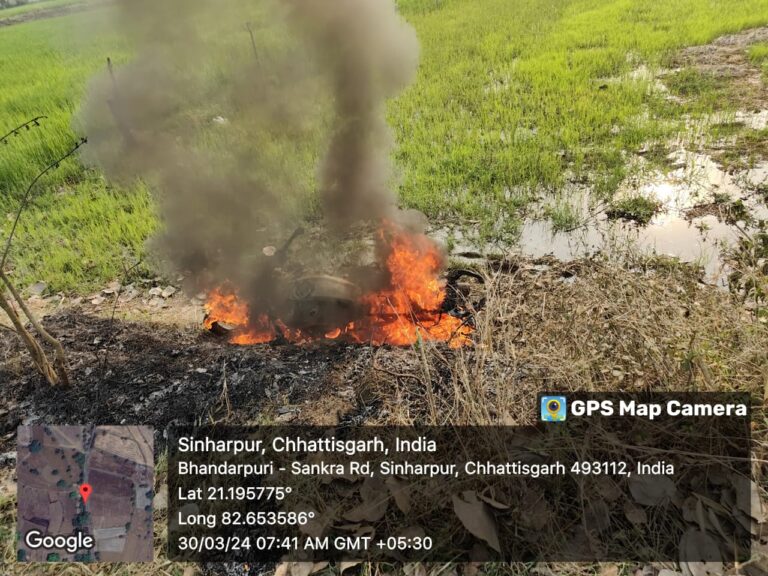 महासमुंद -:वीडियो परसवानी लोरम मार्ग मे चलती गाड़ी में लगा आग बड़ी मुस्किल से गाड़ी मालिक ने अपना जान बचाया ख़ाक हुवा वाहन!